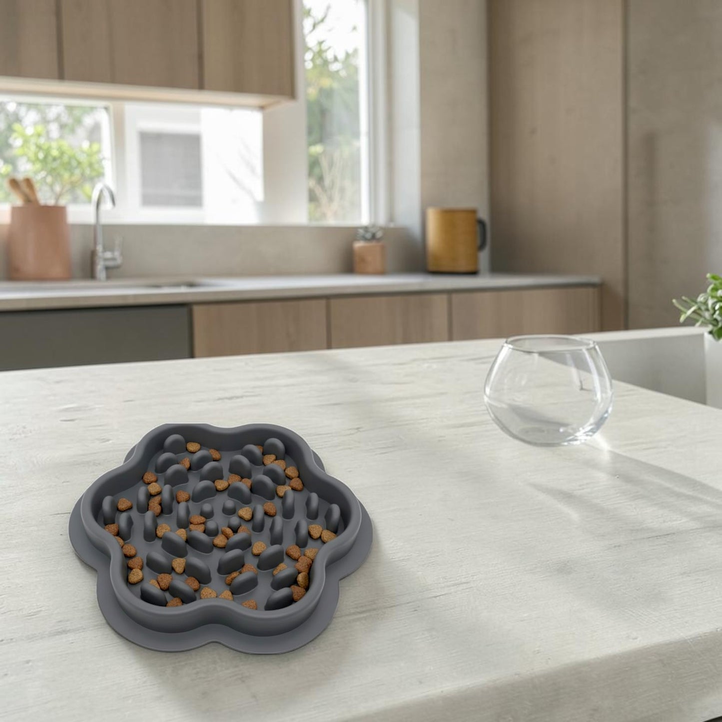 gamelle anti glouton forme de fleur sur comptoir