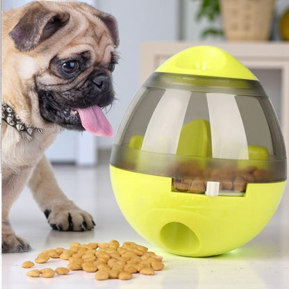 Jouet pour chien jaune avec un pug