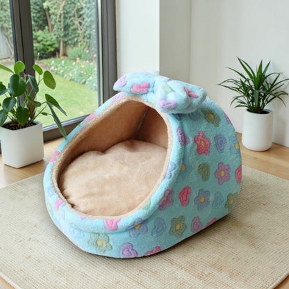 panier chien en forme igloo bleu proche une fenêtre