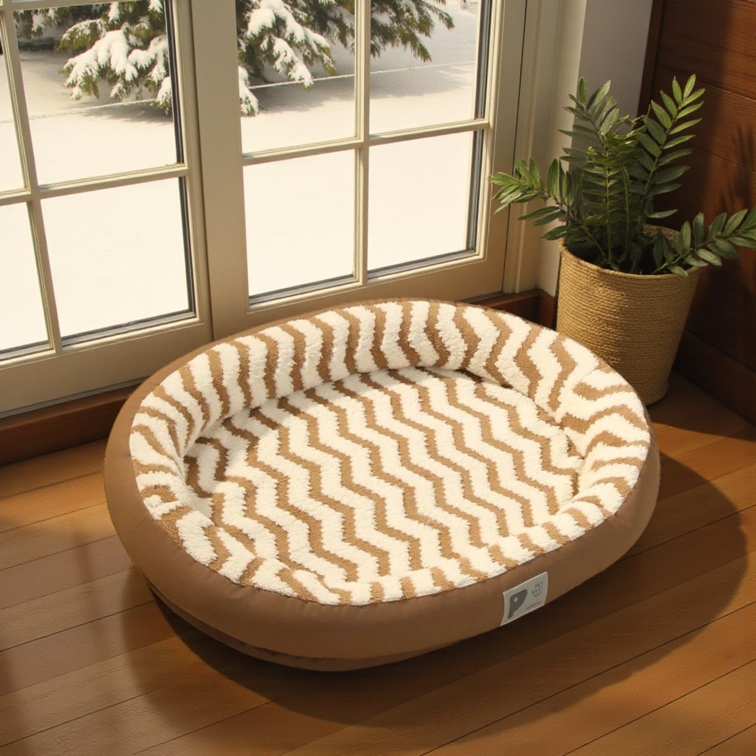 Panier chien ultra doux marron proche fenêtre