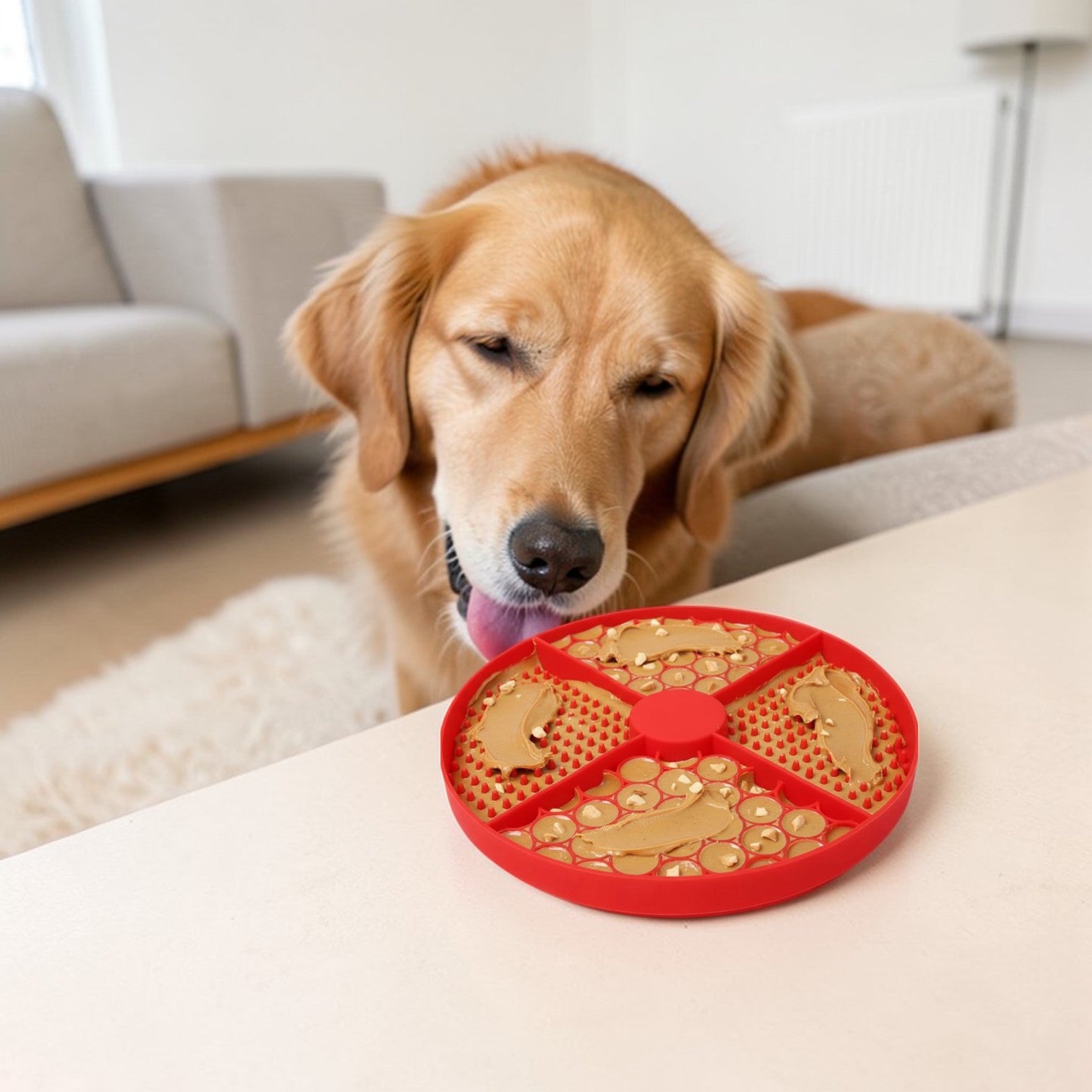 tapis de lechage chien en silicone rouge avec chien